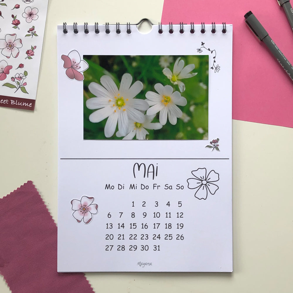 Der Sketchnotes Fotokalender, verziert mit einem Blumenfoto, Blumenstickern und Zeichnungen