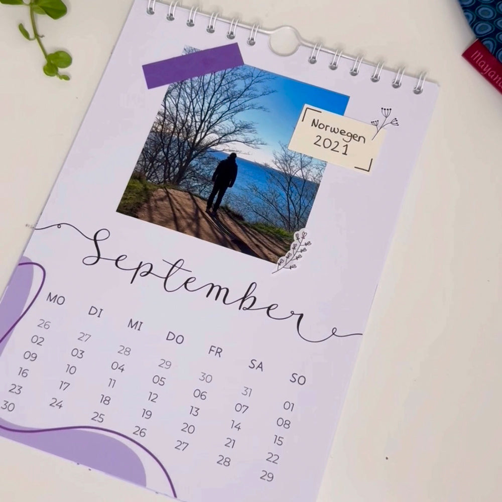 Der bunte Fotokalender, verziert mit einem Bild vom Meer, Stickern und Schrift