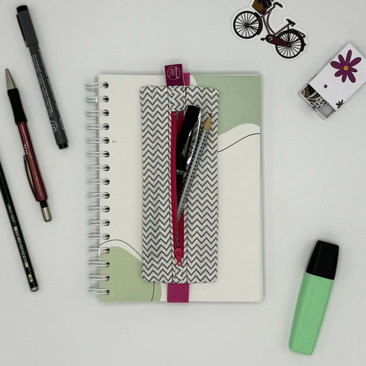 Weiße Stiftetasche mit pinkem Reißverschluss
